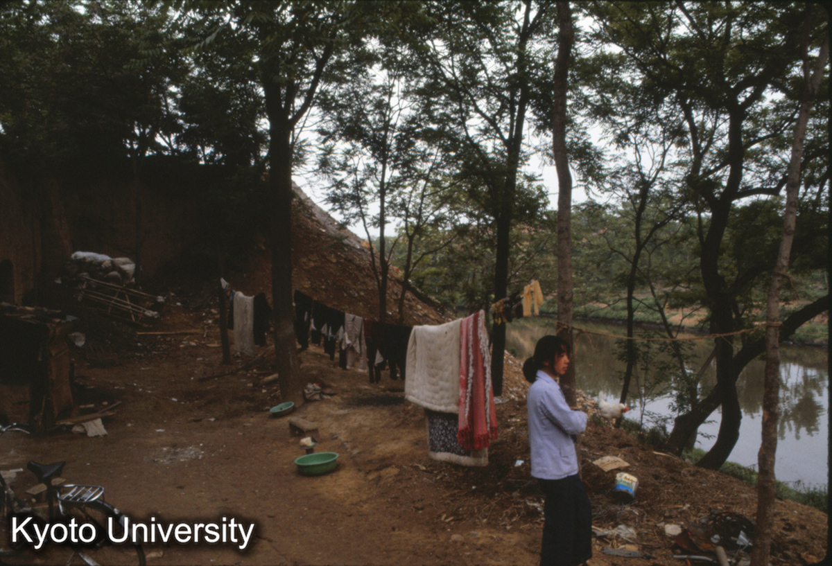 638_洛陽瞿豪屯（奥が城墻のこる） 右は澗河を挟んで興隆寨をのぞむ (1)