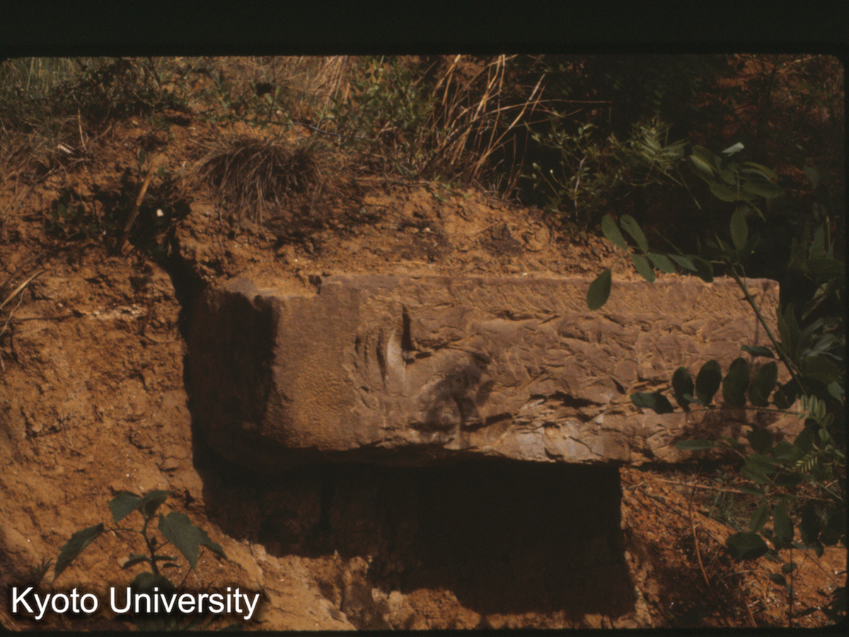 804_洛陽 霊台 柱礎 原位置 方90cmア30cm (1)