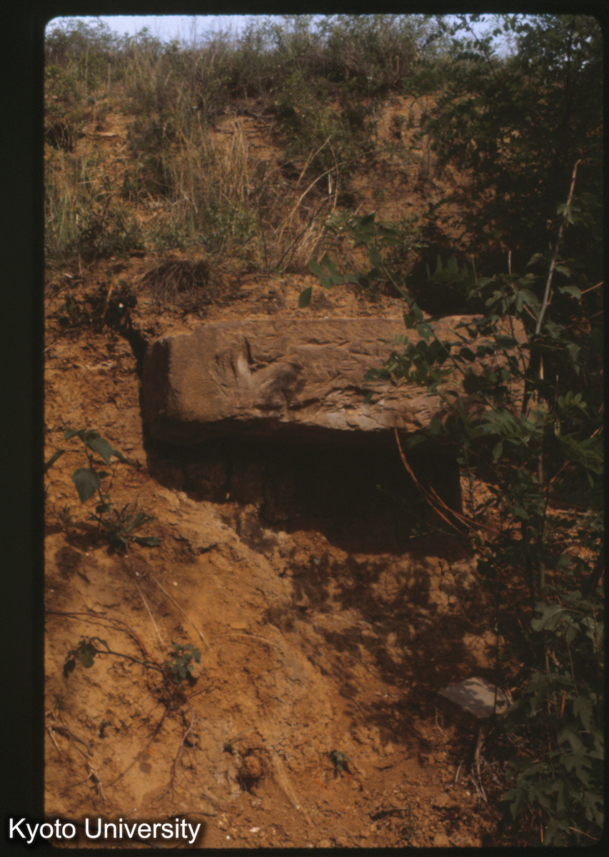 805_洛陽 霊台 柱礎 原位置 方90cmア30cm (1)