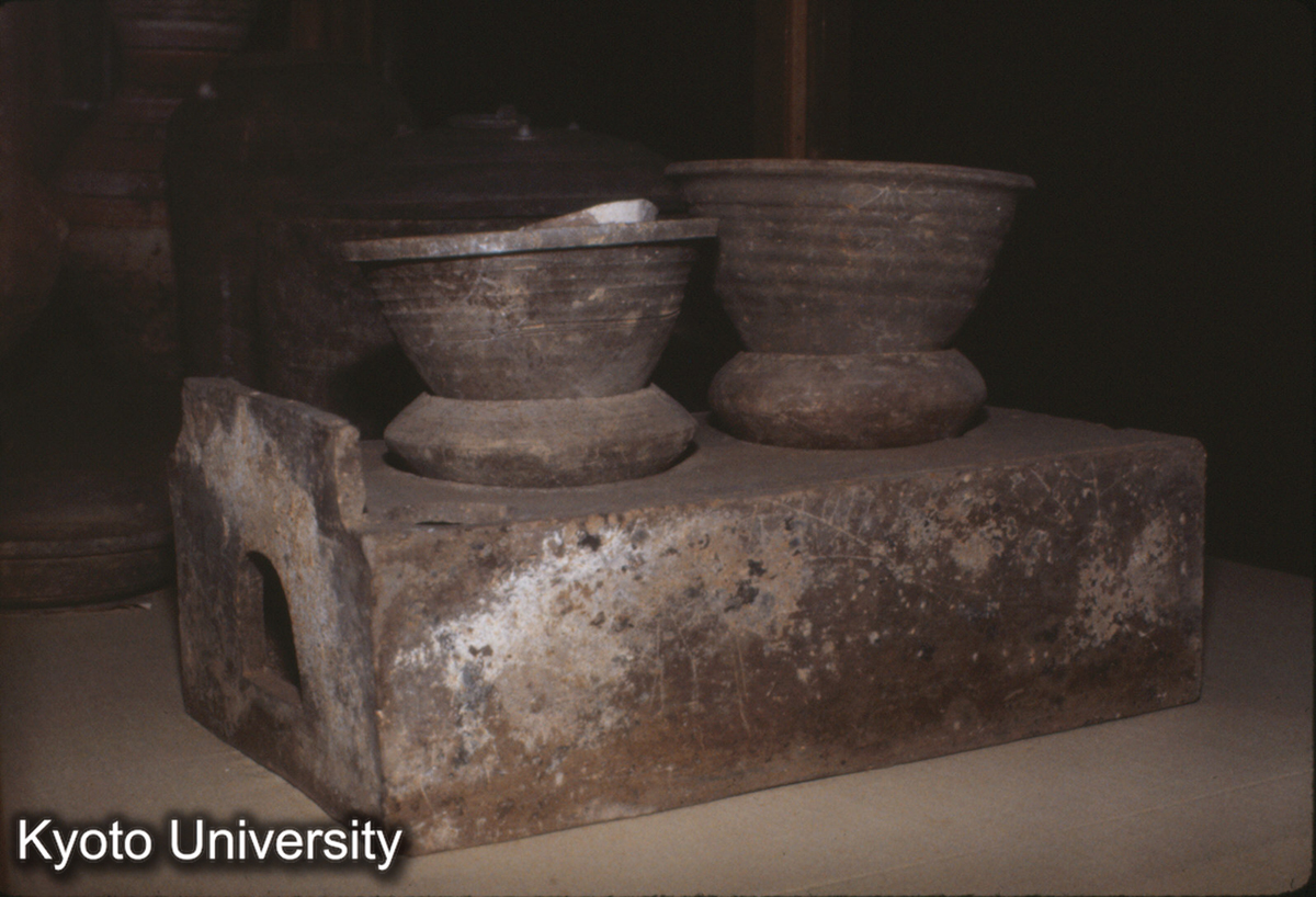 909_洛陽西郊西漢墓出土 陶竈 (1)