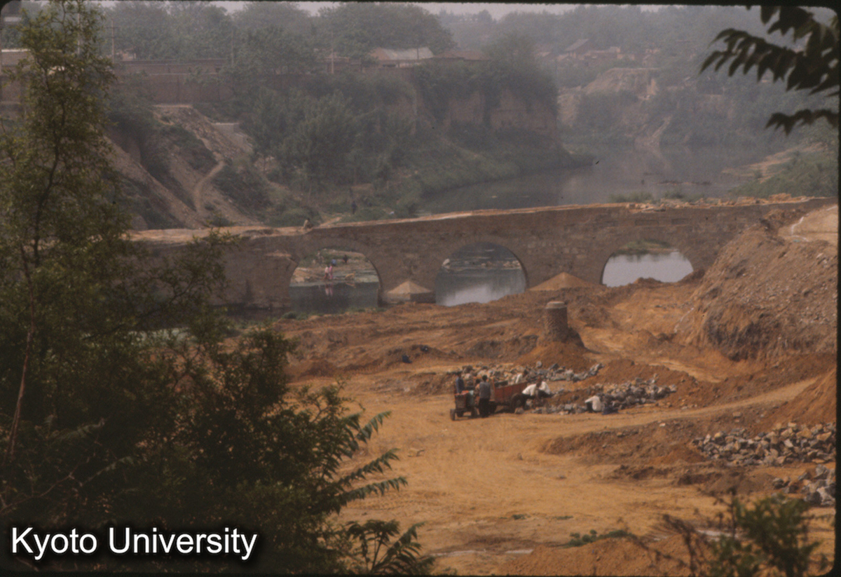 925_洛陽七里橋 澗河に架かる（左側橋脚部分のみ古い?隋唐と云う） (1)