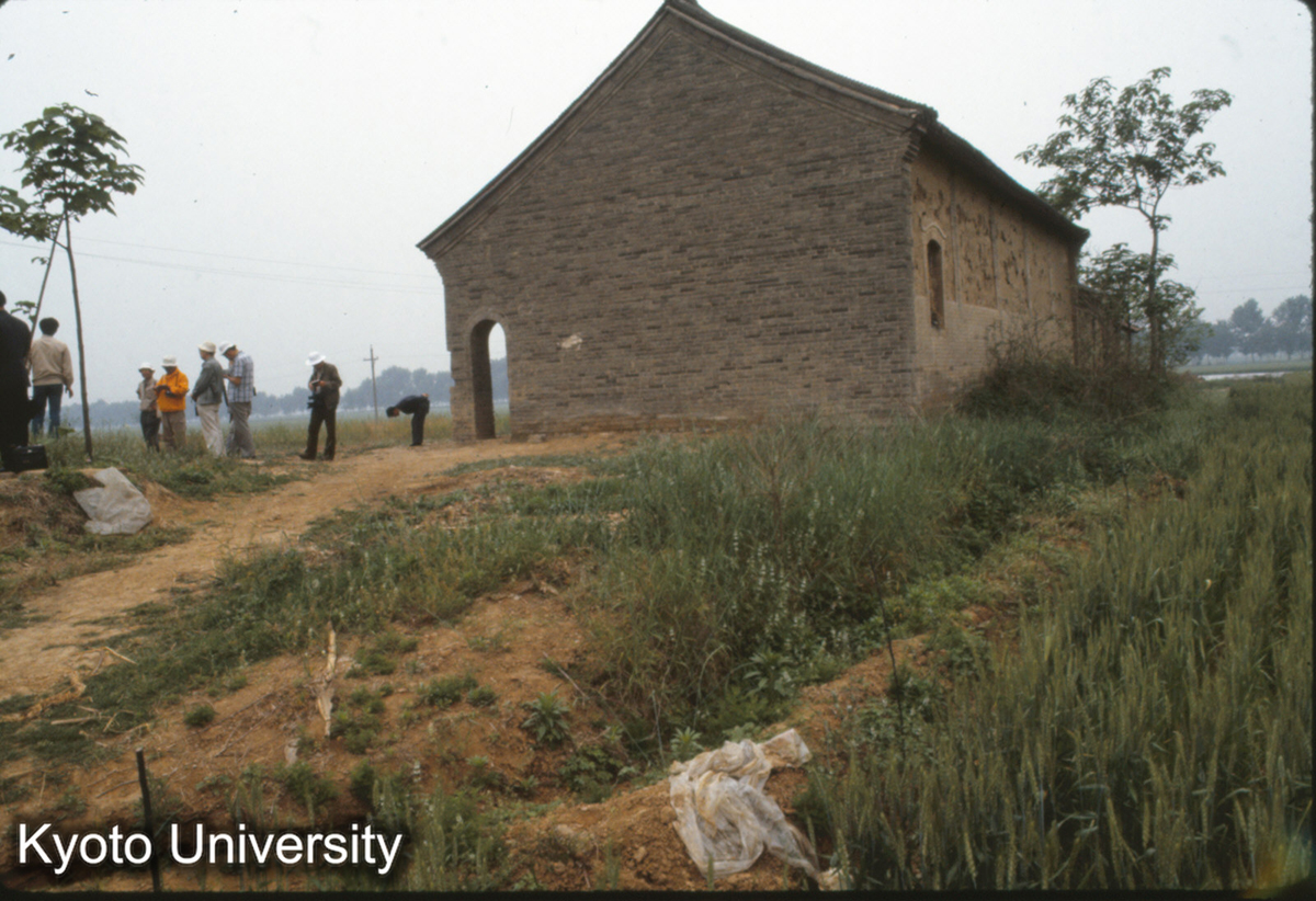 964_洛陽金村 家の立っている少し高い所が漢魏洛陽城北宮の台基（太極殿であろう） (1)
