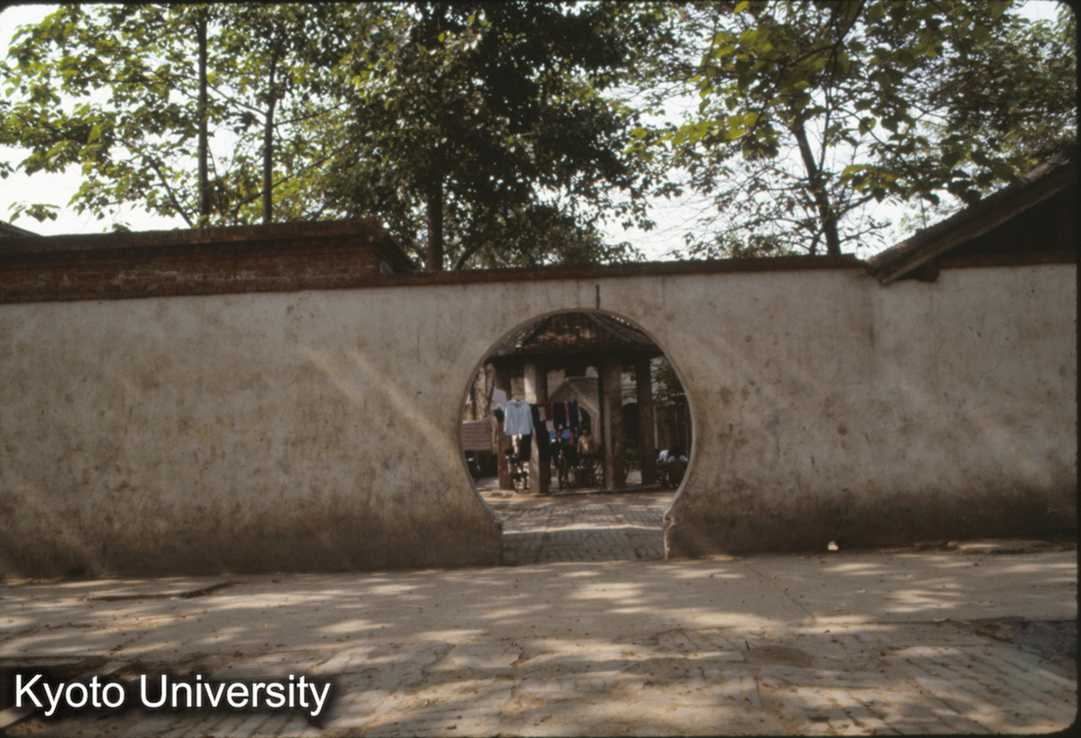 1042_洛陽 城隍廟 花園里に盛霊殿あり (1)