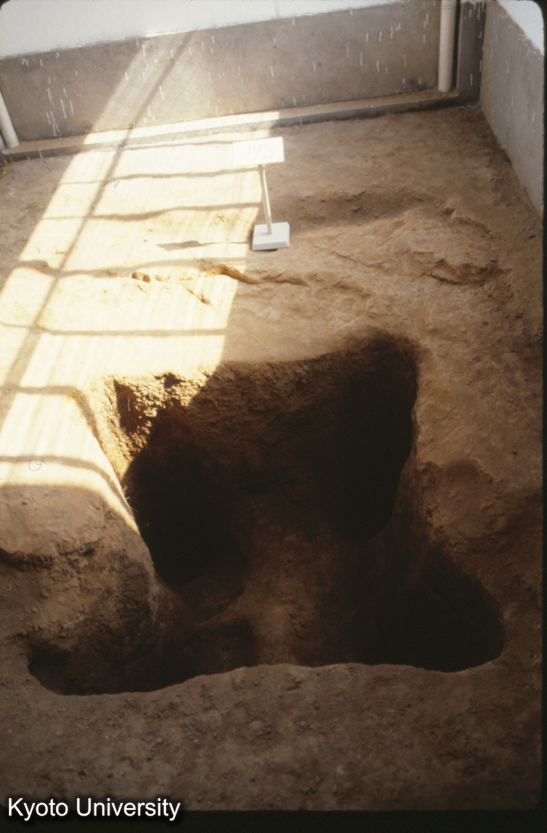 1196_古滎 冶鉄遺址 4本柱（木架柱坑） (1)