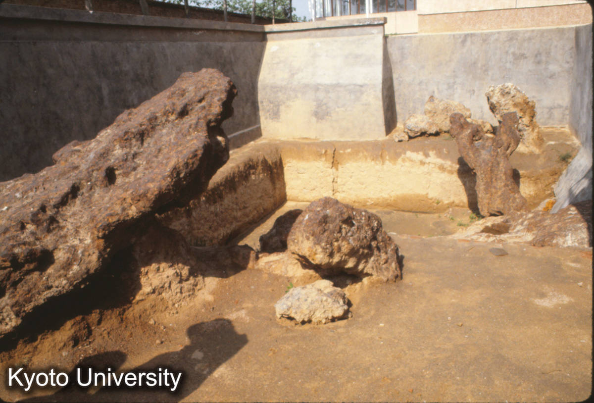 1205_古滎 冶鉄遺址 大鉄塊 (1)