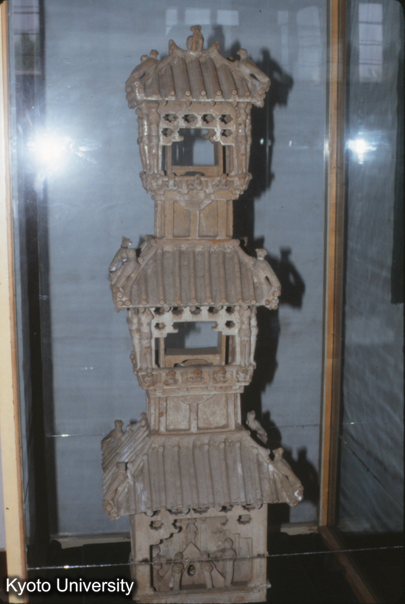 1275_河南淮陽東漢墓 緑釉三層陶楼 (1)