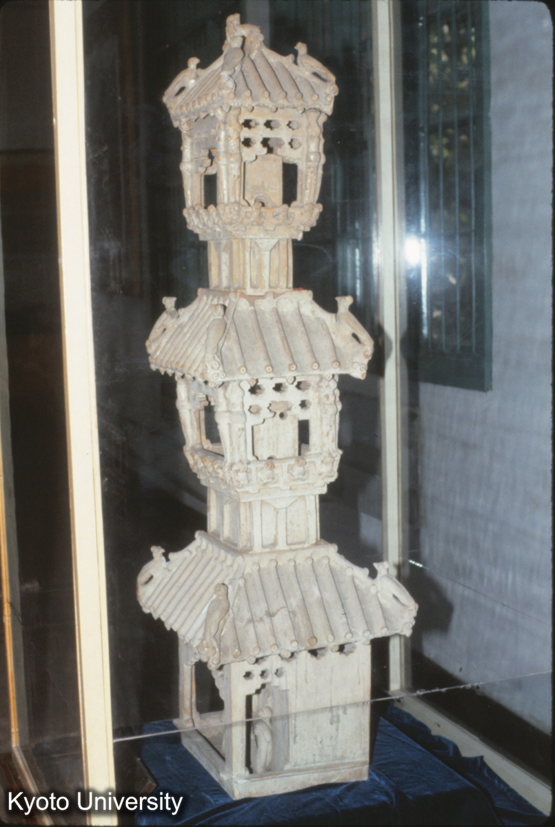 1279_河南淮陽東漢墓 緑釉三層陶楼 (1)