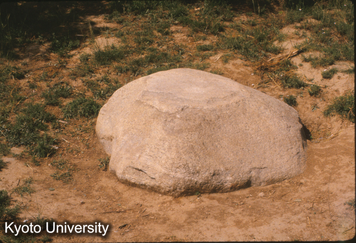 1395_未央宮前殿走廊柱礎 (1)