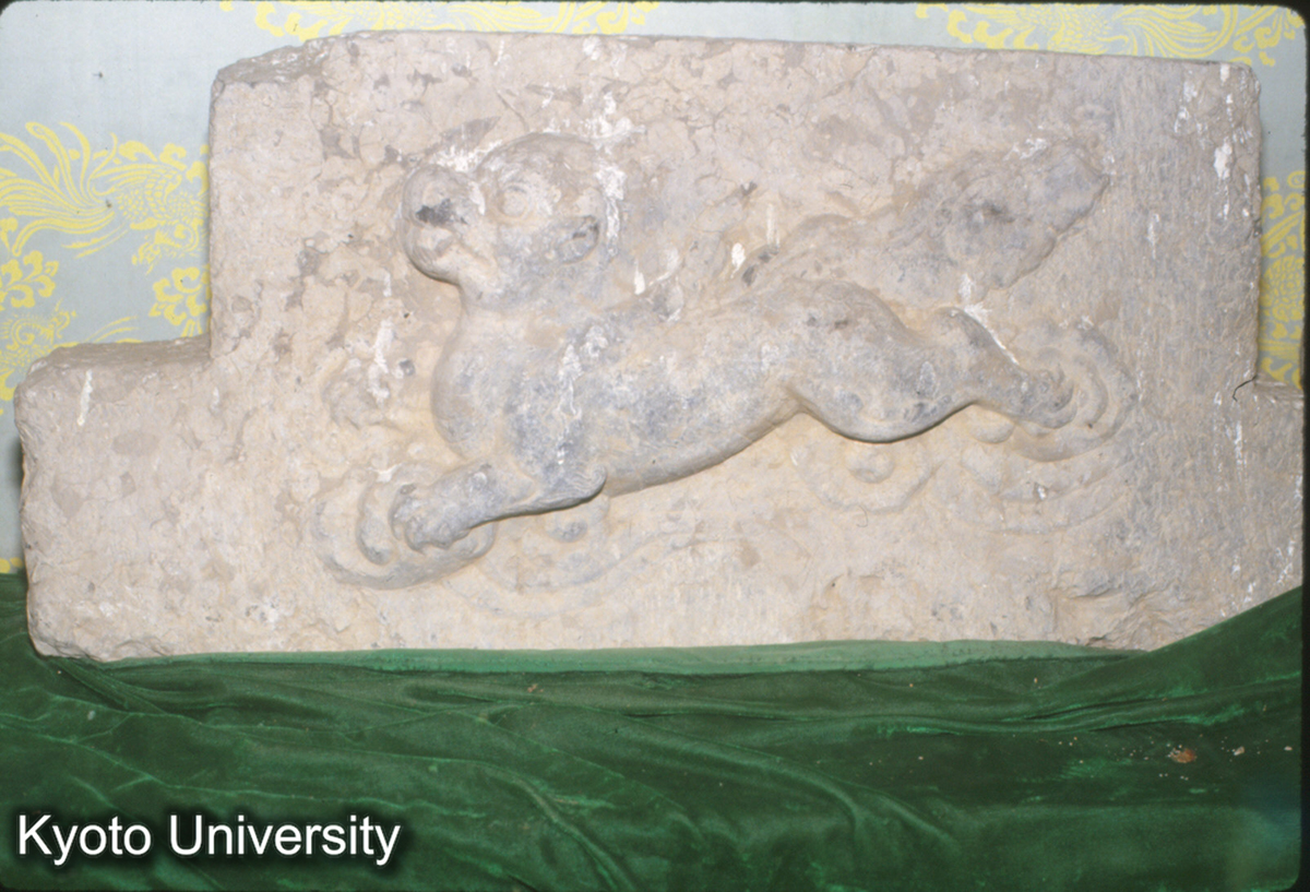 1422_大明宮東城墻外250m寺廟建設時出土 石彫獅子（欄板か） (1)