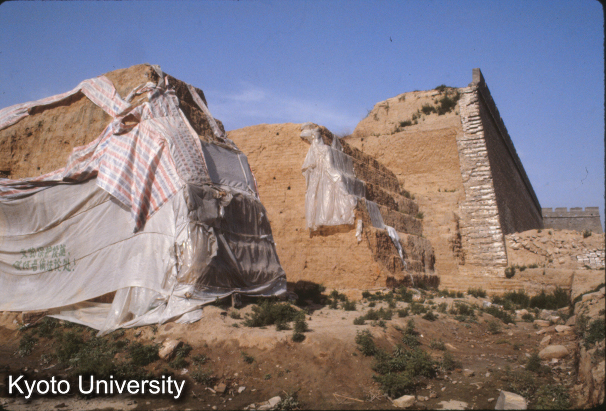 1424_唐長安含光門 3門道 柱礎地下5mにのこる 門洞 芯の部分 明の夯土、包磚 (1)