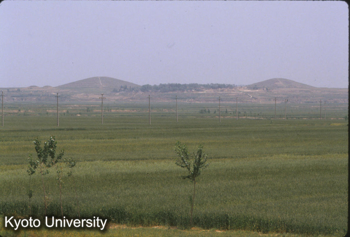 1498_咸陽宮殿1号址より東北をみる （左）劉邦･長陵 （右）呂太后陵 (1)