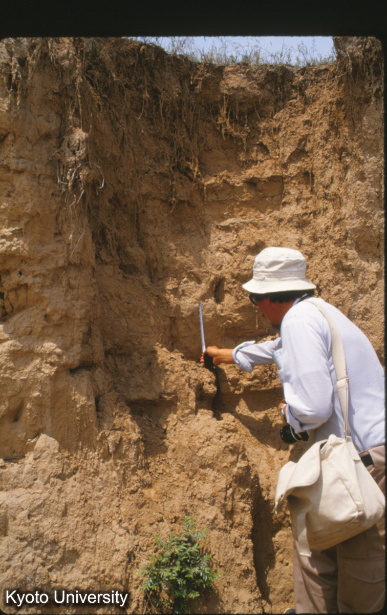 1515_秦咸陽宮殿区（東側寄り） （秦のほうが漢よりうすい） 夯土層ア6～7.5cm (1)