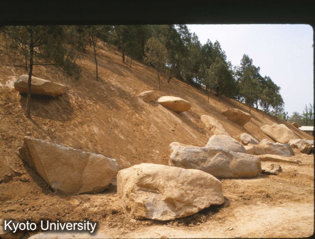 1518_霍去病墓 周囲に大石（彫刻）を布置,甘粛祁連山を象った墓 (1)