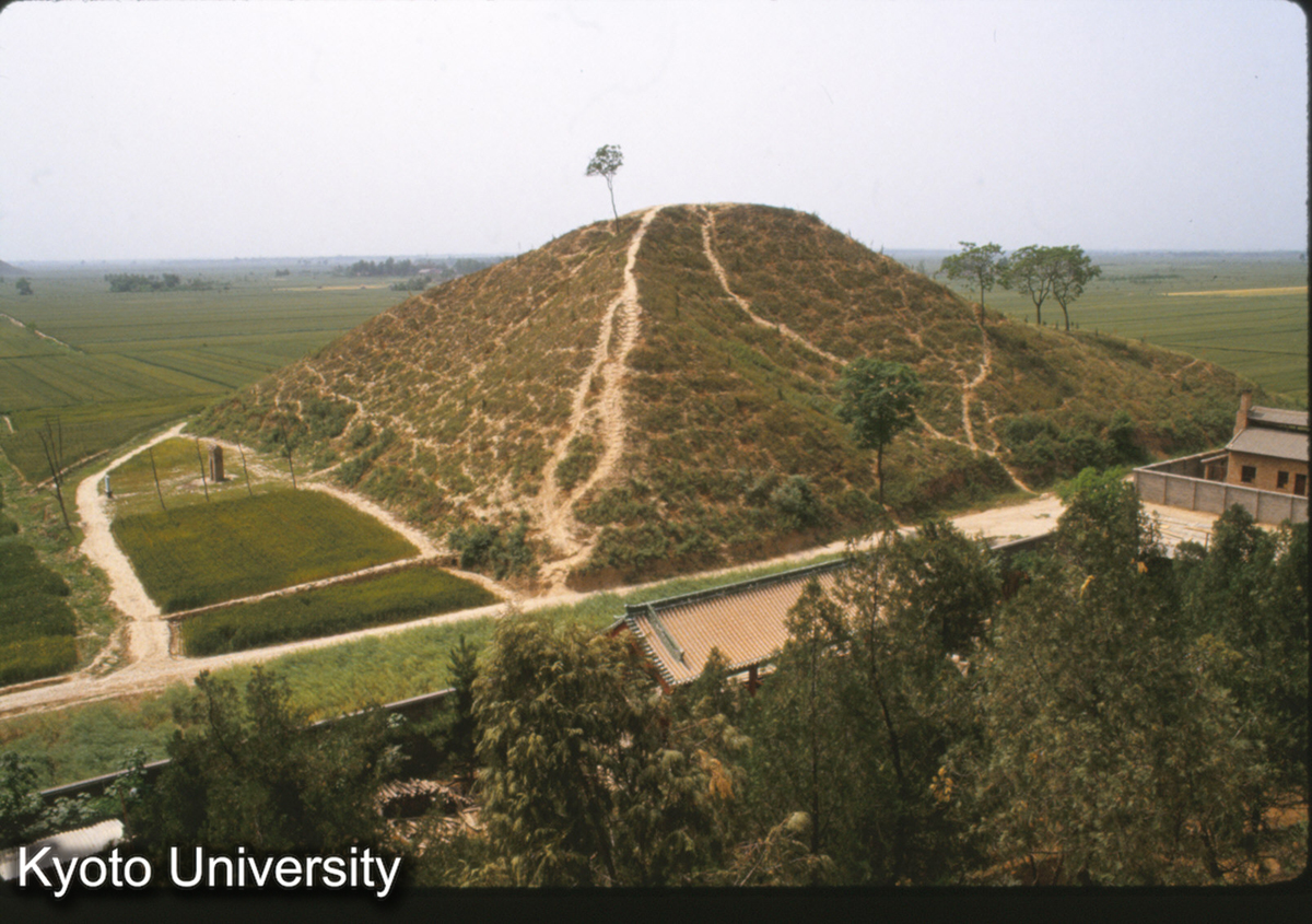 1520_（霍去病墓より西となり） 衛青墓 (1)