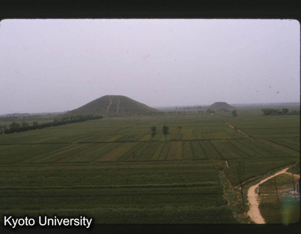 1522_茂陵 李夫人墓 （霍去病墓より西望） (1)