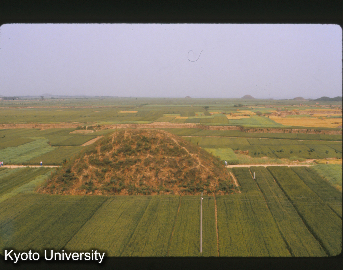 1523_霍去病墓上より東望 （手前）金日暺墓 （遠方）霍光墓 (1)