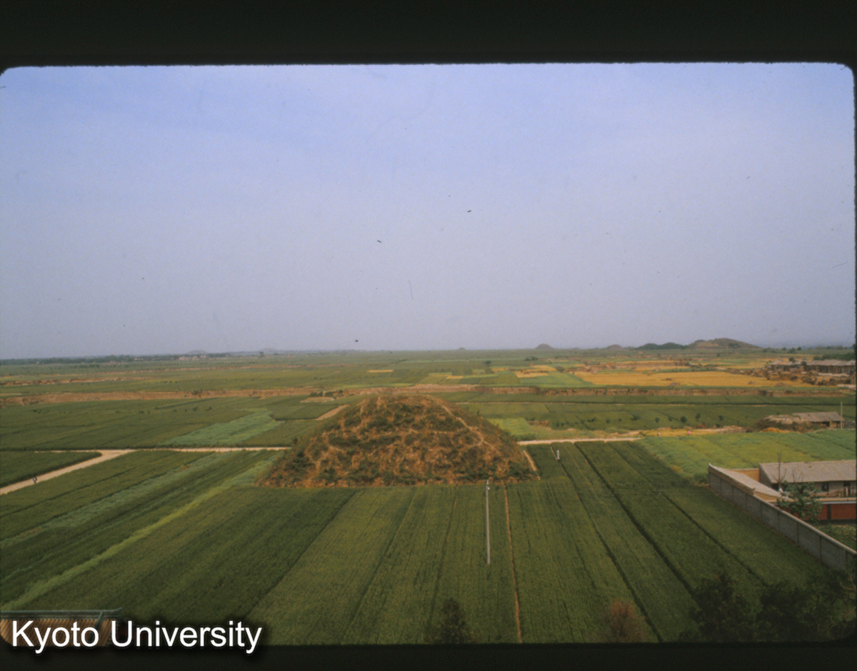 1524_霍去病墓上より東望 金日暺墓 霍光墓 陽信墓 (1)