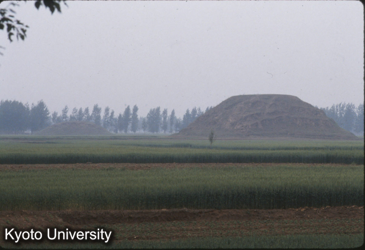 1899_燕下都 虚粮家13号大墓 左は12号墓 (1)