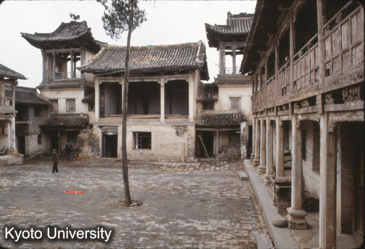 510_太平観（東隣） 大廟 北寄り南の戯台をみる_〇 (1)