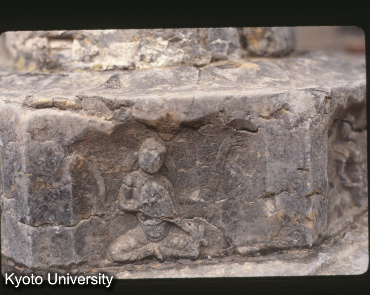 1411_原起寺陀羅尼経幢 基座浮彫 楽人琵琶_〇 (1)