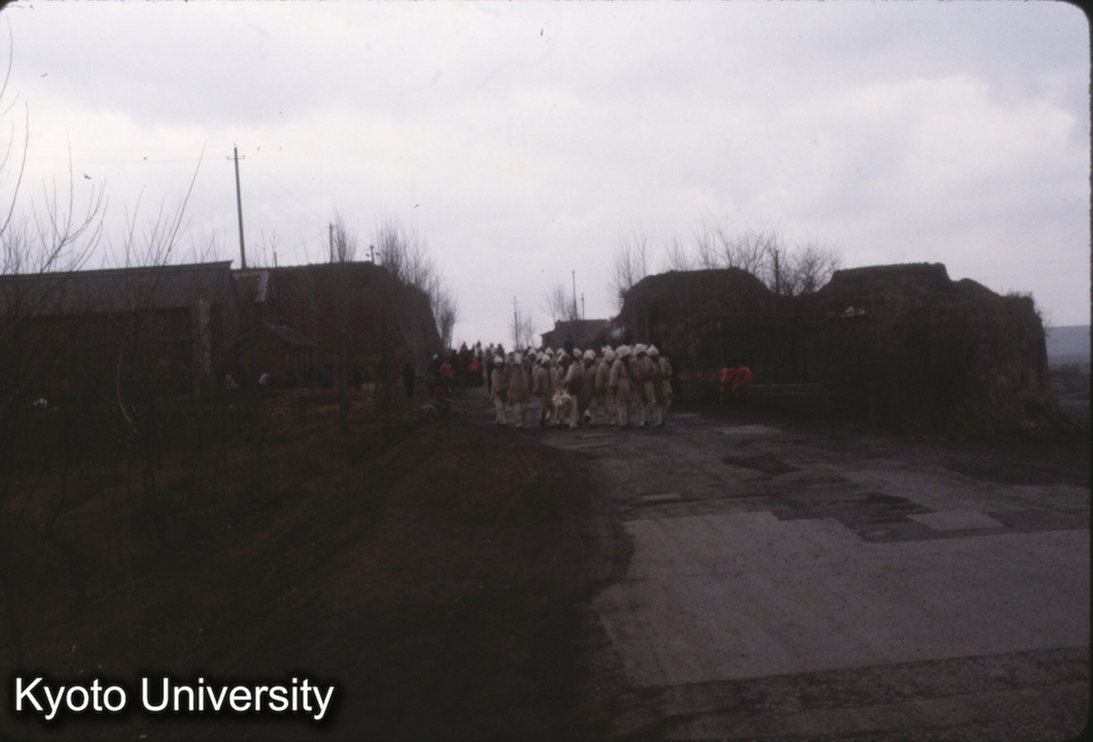 1484_長治市→長治県八義の路上 葬列 (1)