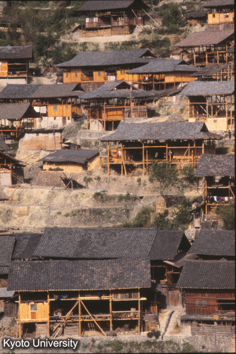 198_凱里排楽 季刀寨 吊脚楼 苗 (1)