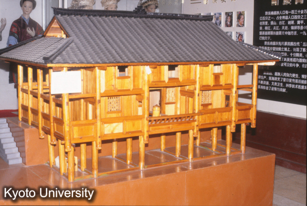 216_黔東南自治州博物館（凱里） 吊脚楼 苗 (1)