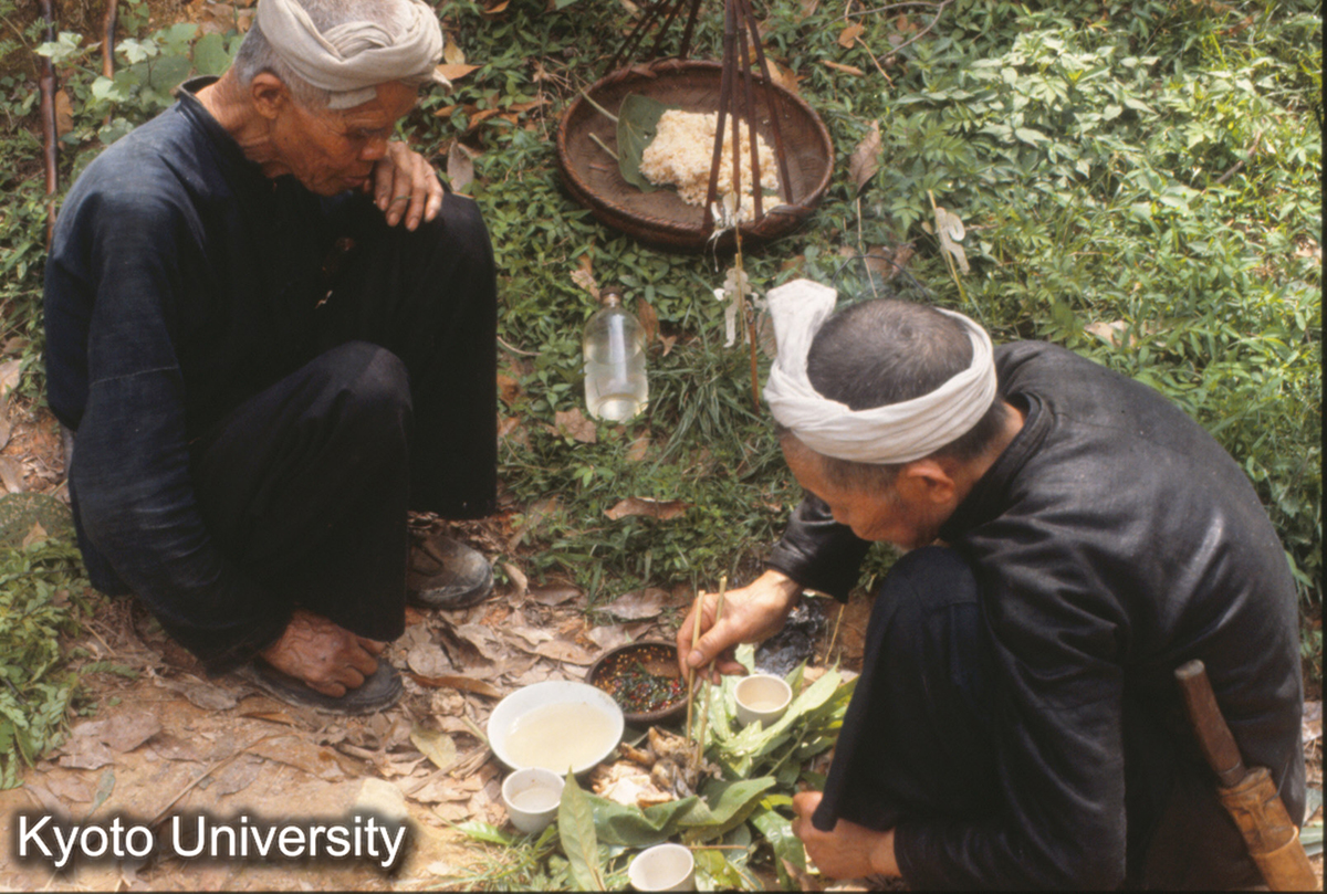 686_巨洞 "敬神" もち米,酒,鶏肉おそなえ (1)