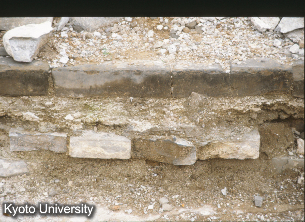 54_故宮太和殿　前庭　鋪地　新旧両層 (1)