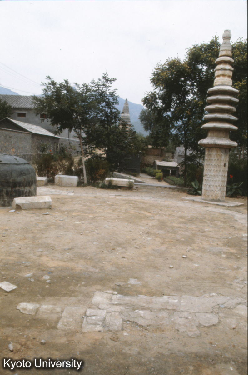 394_房山雲居寺 南塔址より北塔を望む (1)