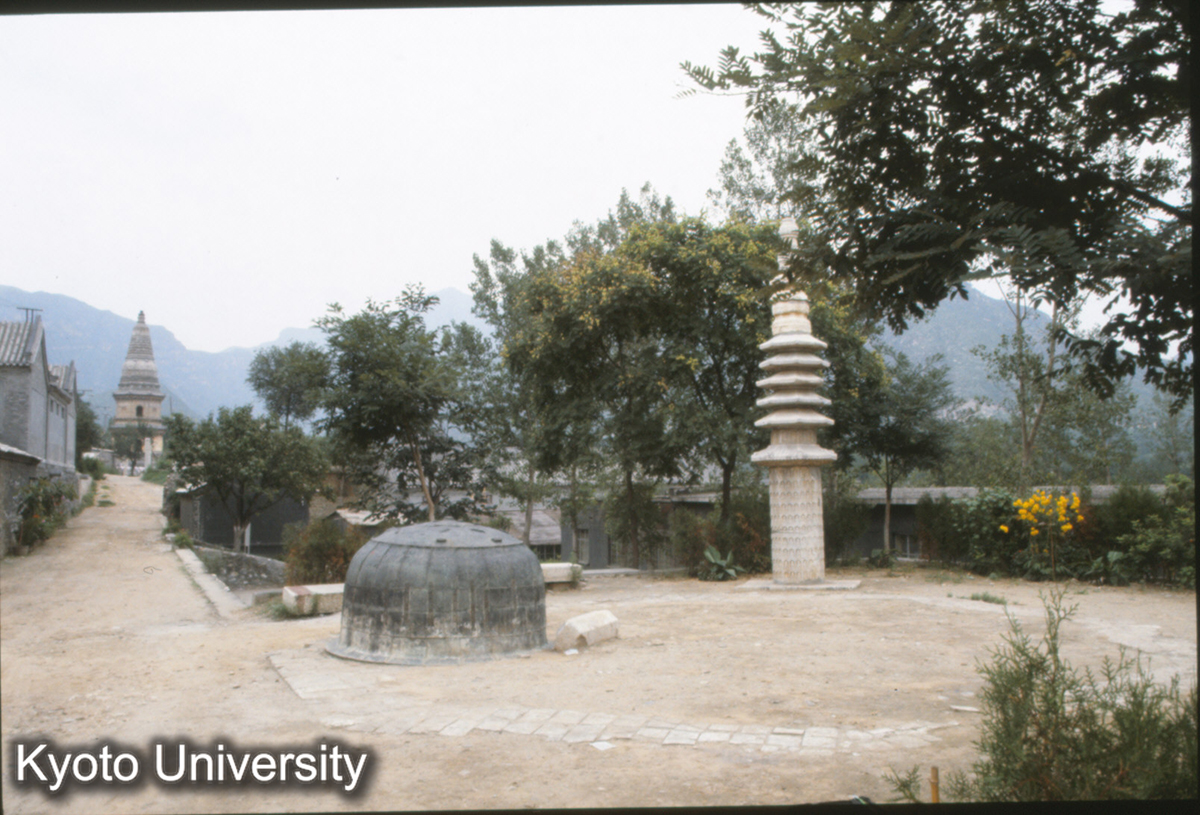 397_房山雲居寺 南塔址より北塔を望む (1)