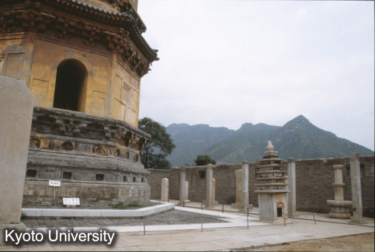 468_北塔より房山を望む (1)