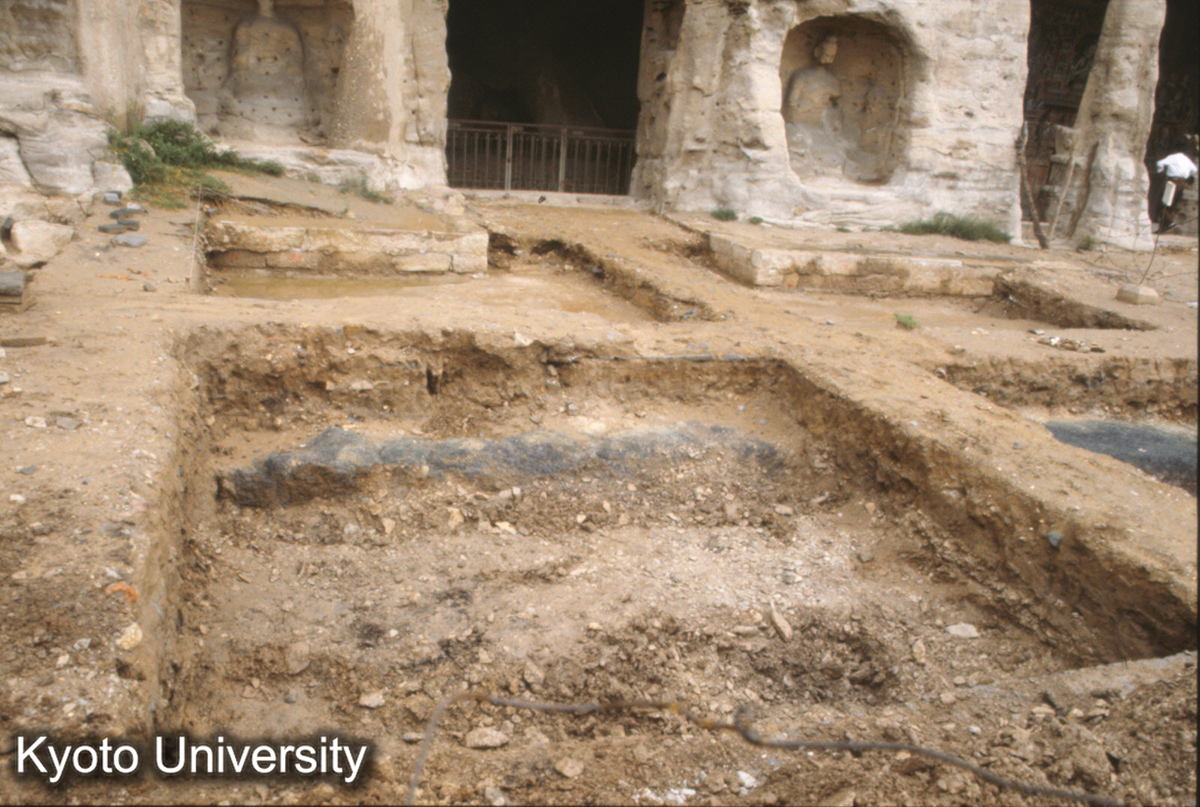 670_雲岡石窟 排水工事（地山＝生土層） (1)