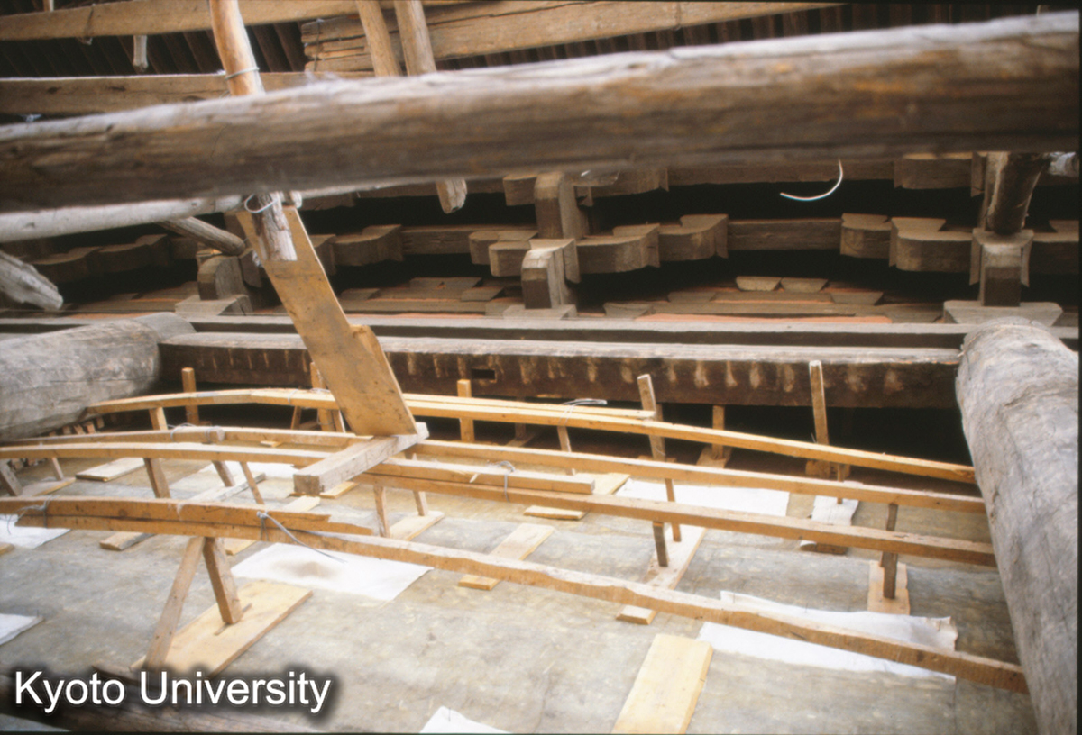 769_上華厳寺大雄宝殿 後墻 抑え状況（見上げ） (1)