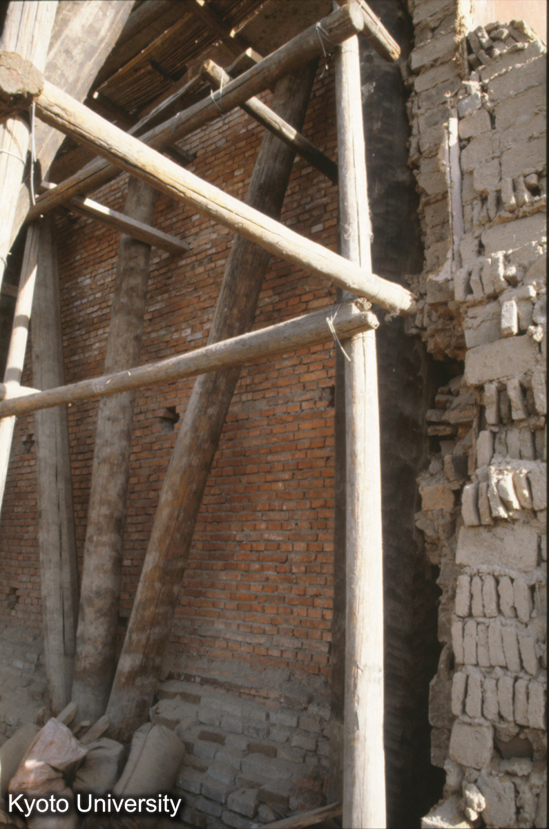 771_斜柱・土坯（墻内） 上華厳寺大雄宝殿 (1)