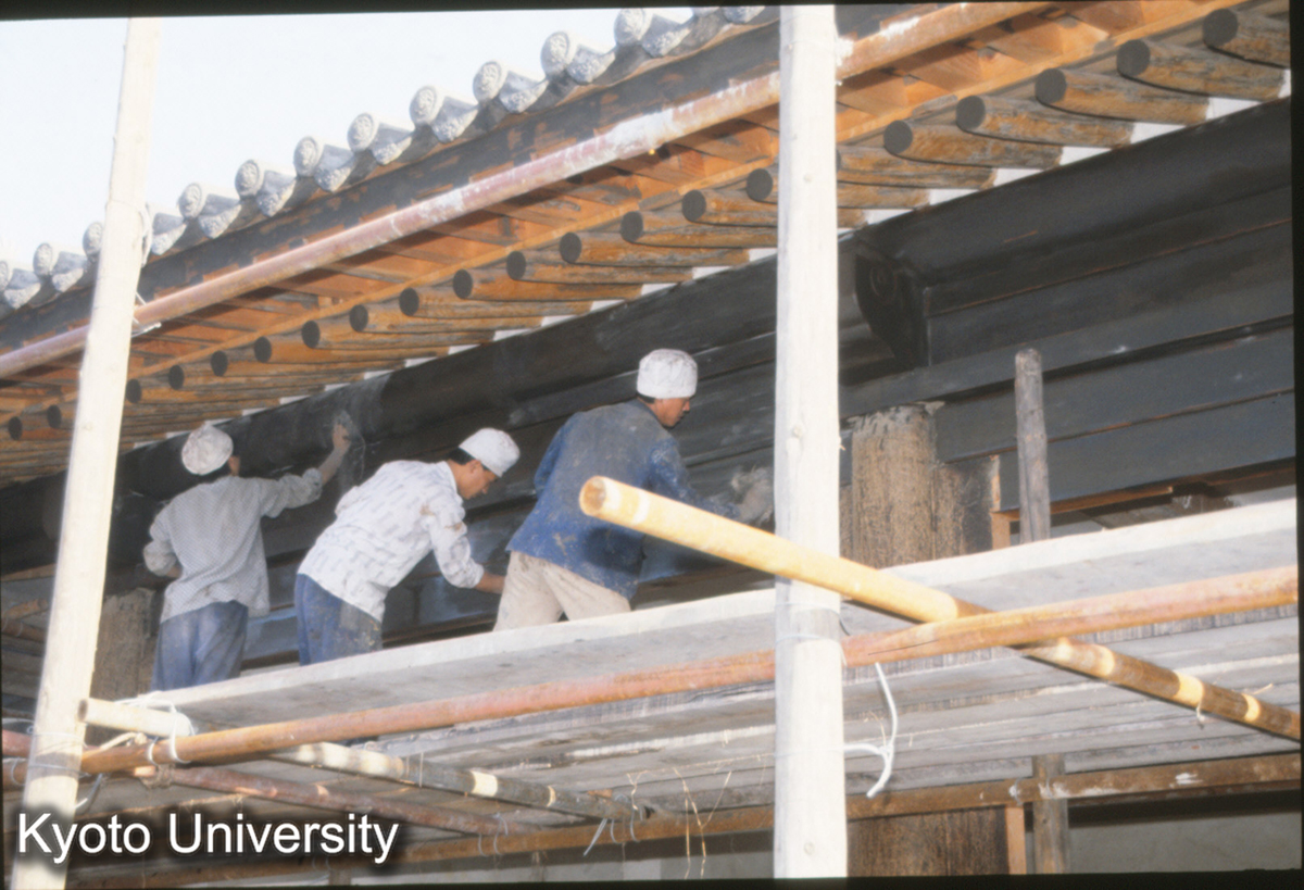 801_華厳寺 維修工地 漆塗 使麻 (1)