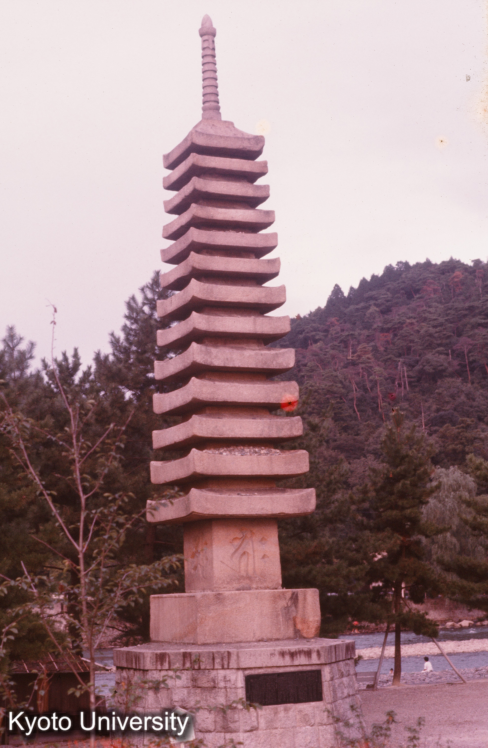 浮島十三重石塔 (1)