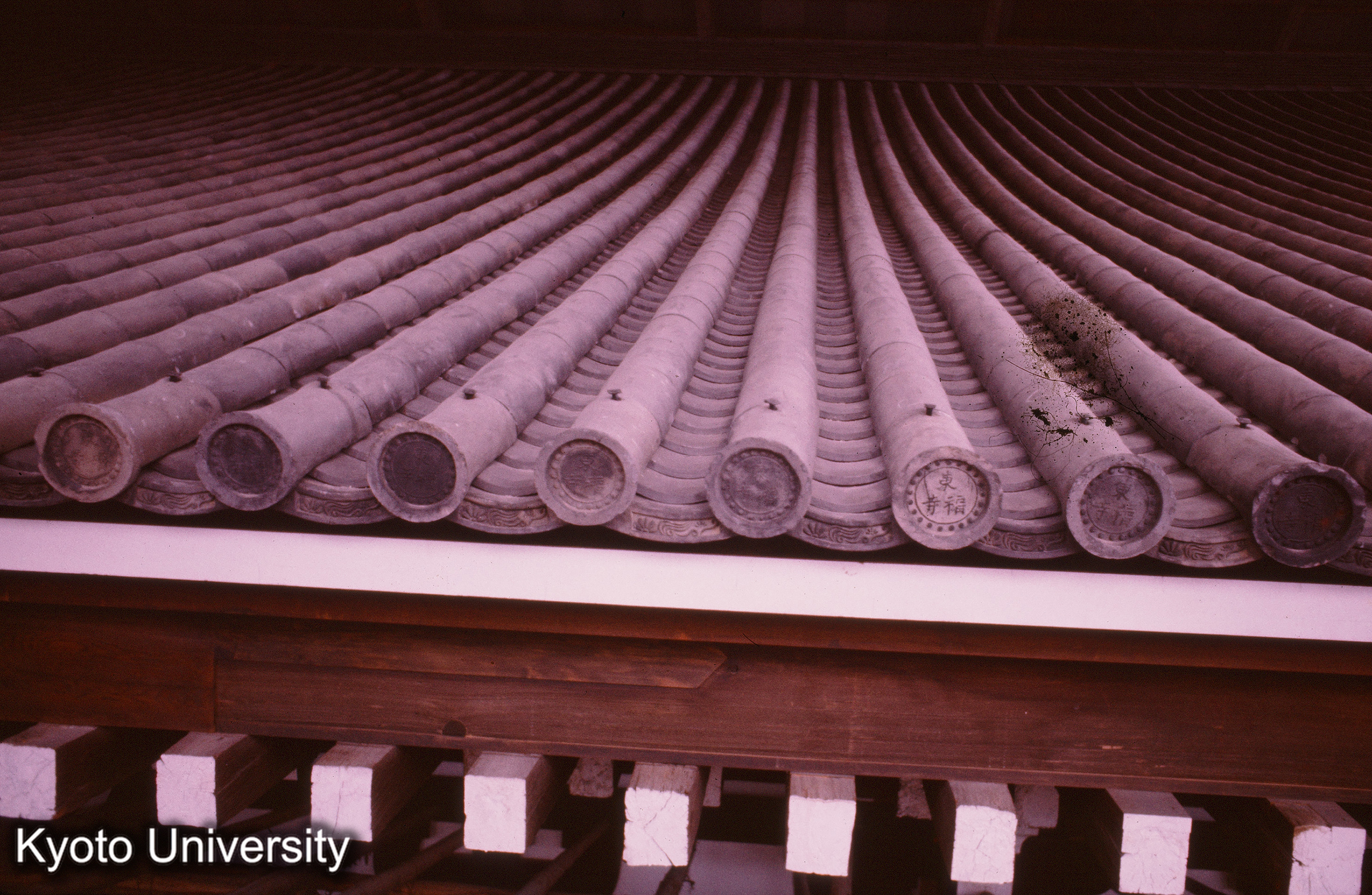 東福寺三門 瓦 (1)