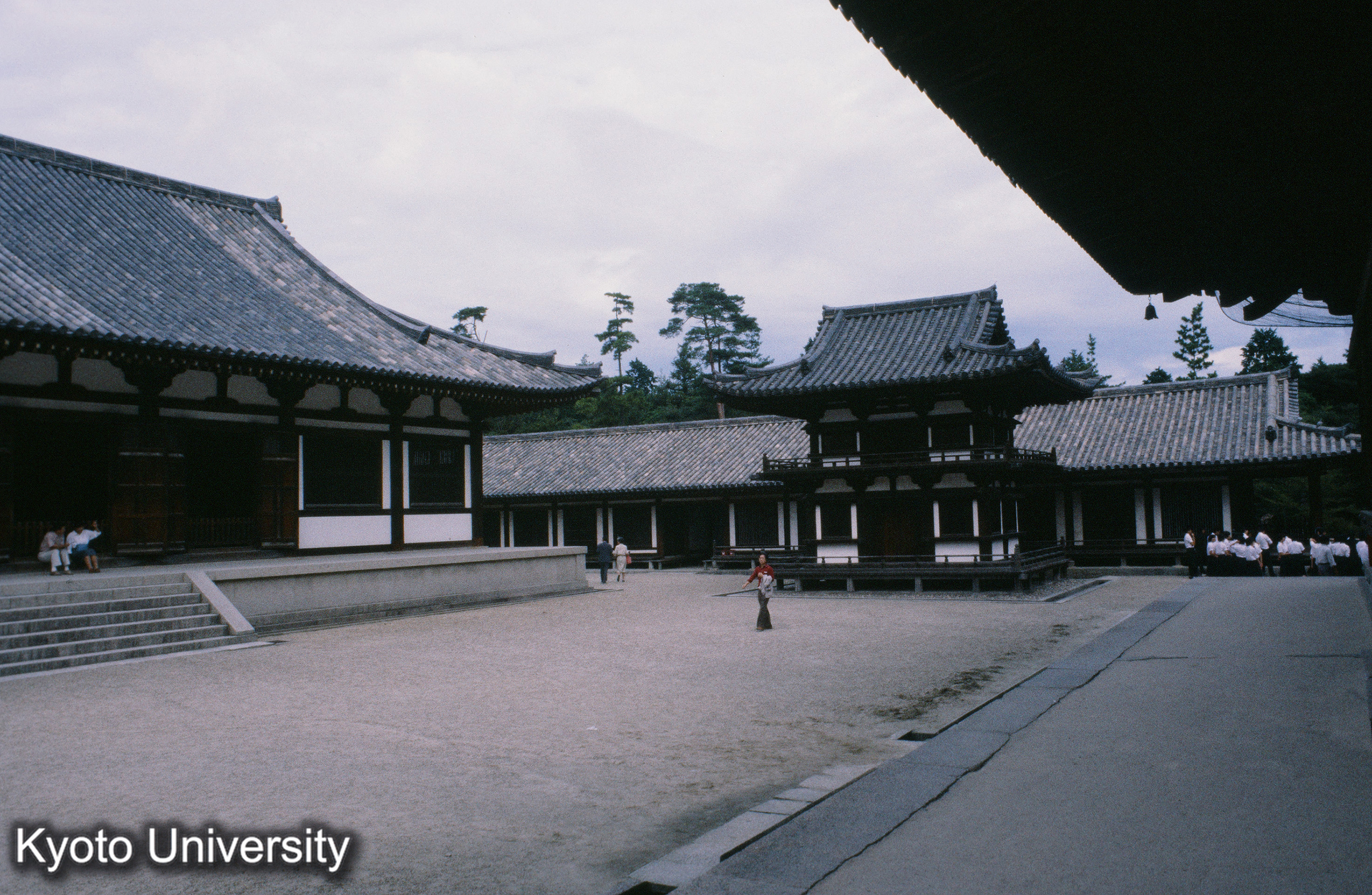 唐招提寺境内 講堂と鼓楼と礼堂 (1)