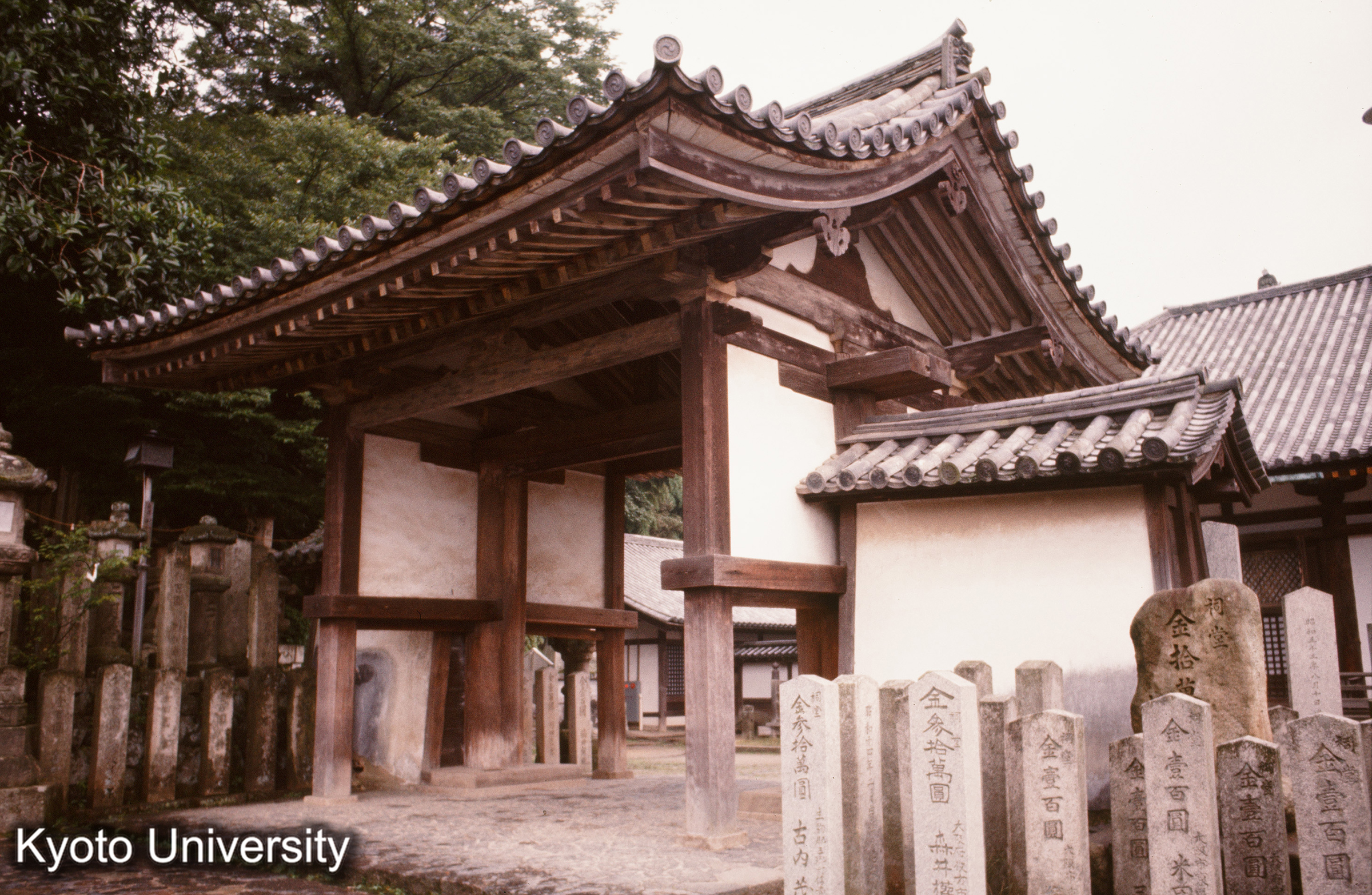 東大寺法華堂 北門 正側面 (1)