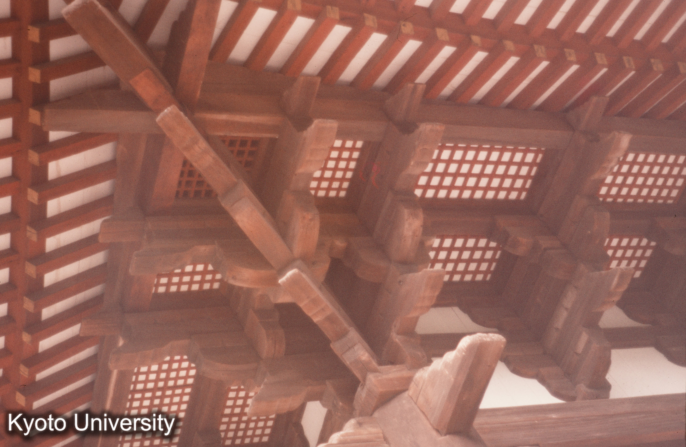 東大寺鐘楼 隅軒まわり見上げ_〇 (1)