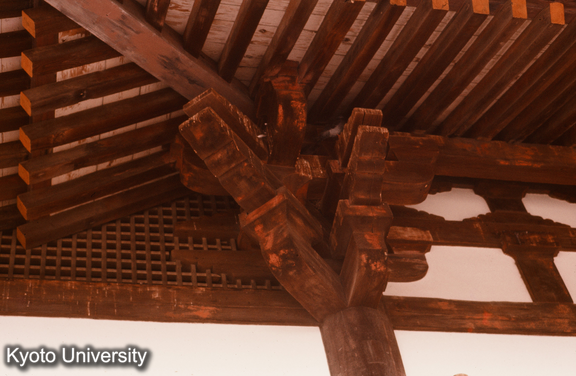 東大寺法華堂 礼堂 造り合い取合隅見上げ (1)