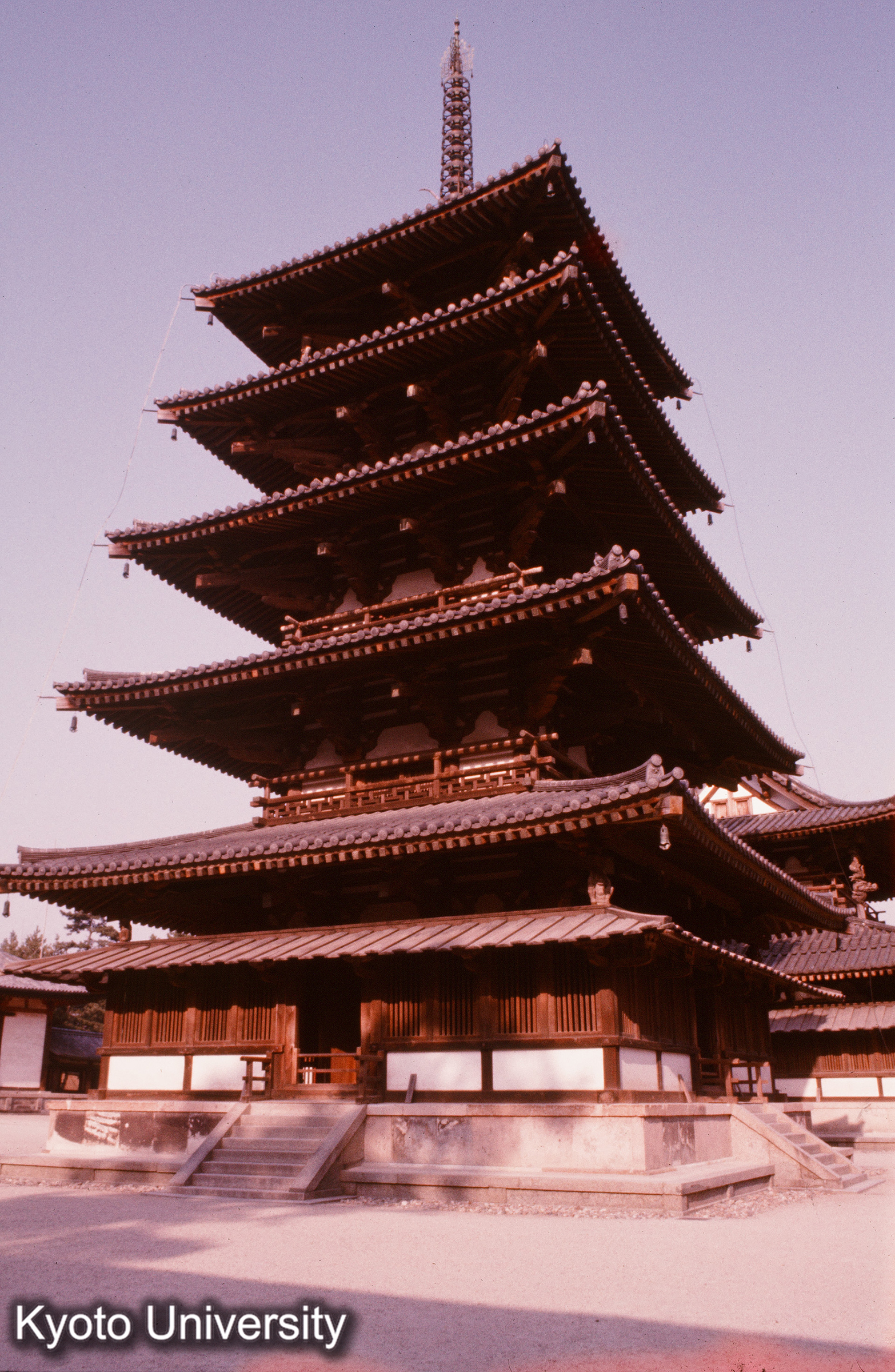 法隆寺 五重塔 正側面 (1)