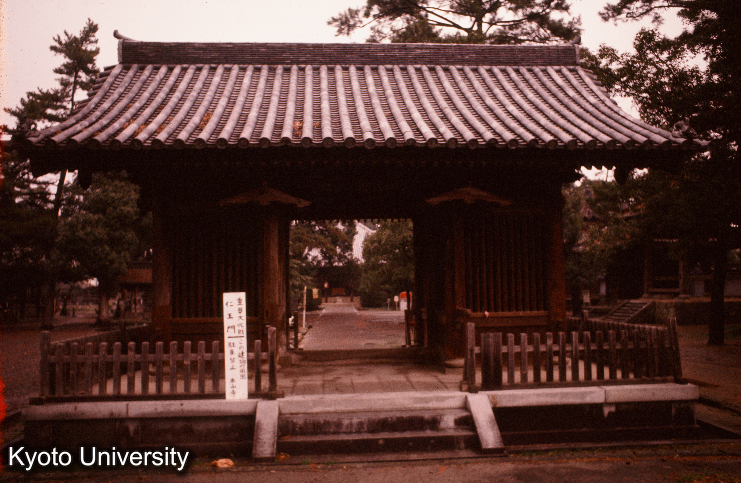 本山寺仁王門 (1)