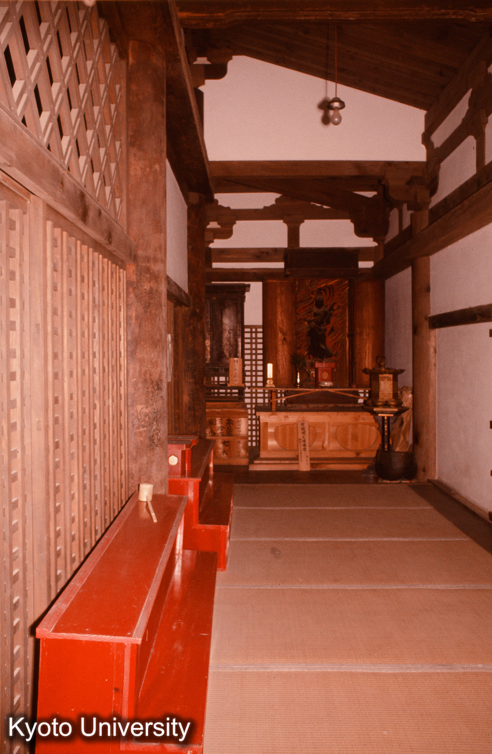 本山寺本堂 内陣側回り (1)