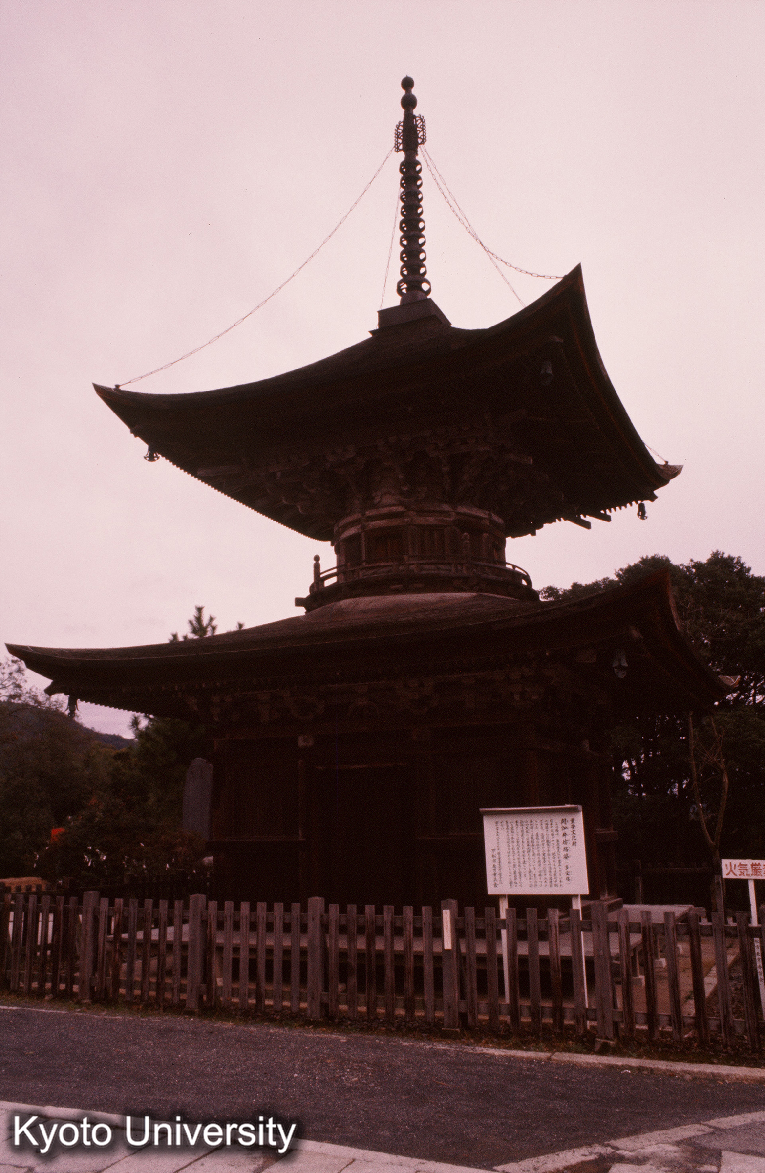 閼伽井坊多宝塔 正側面_×暗 (1)