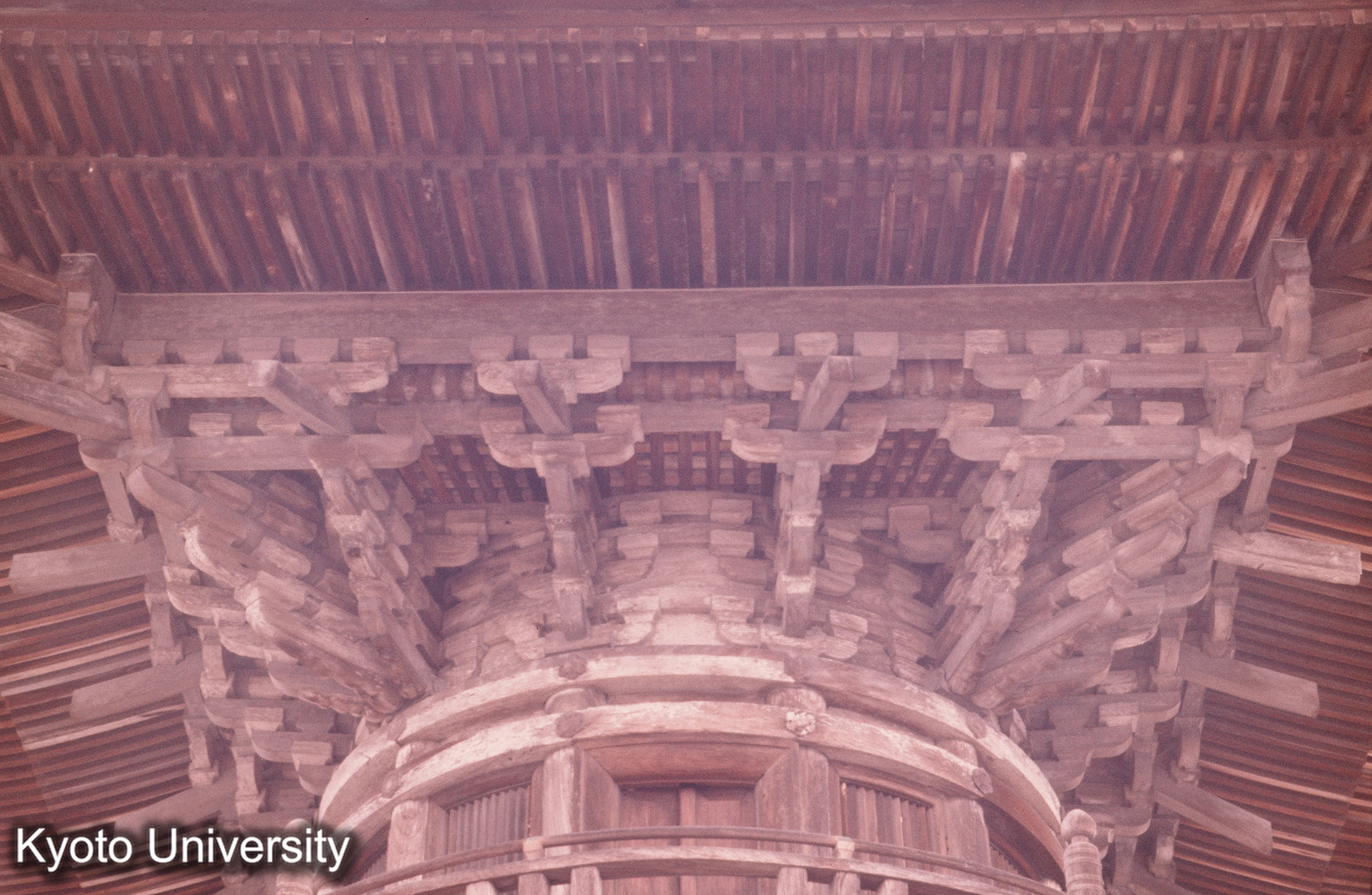 閼伽井坊多宝塔 上層軒まわり見上げ (1)