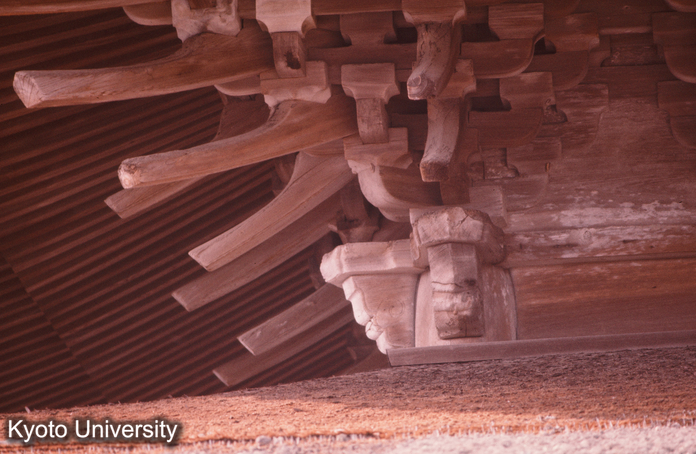功山寺仏殿 身舎 隅 木鼻・斗栱 (1)