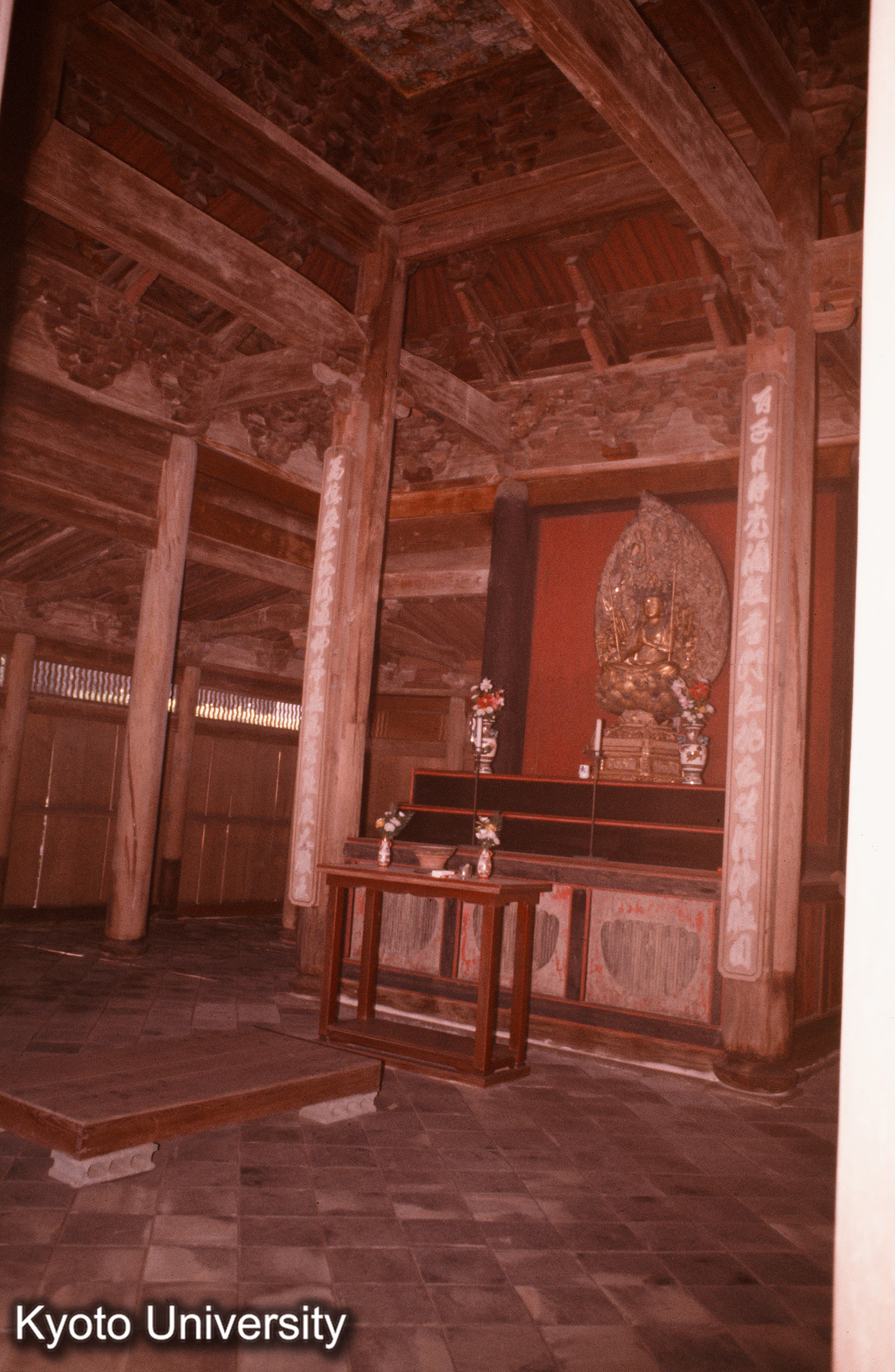 功山寺仏殿 内部 (1)