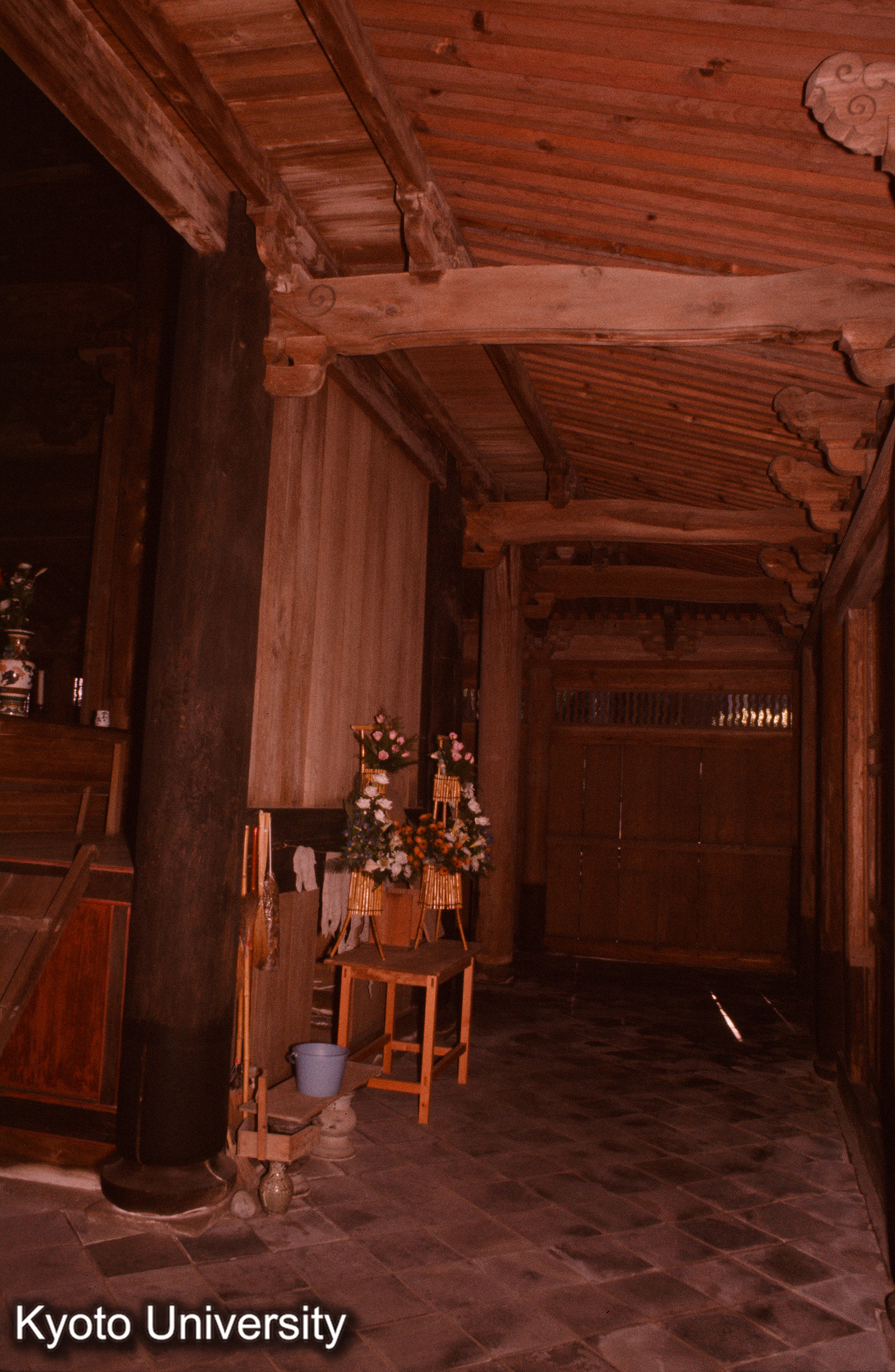 功山寺仏殿 裳階内部 (1)